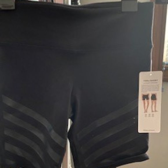 ALO Yoga Lineal Vera Short - Picture 2 of 3